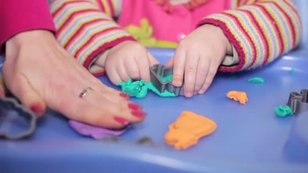 Little girl and mother play with plasticine — Stock Video