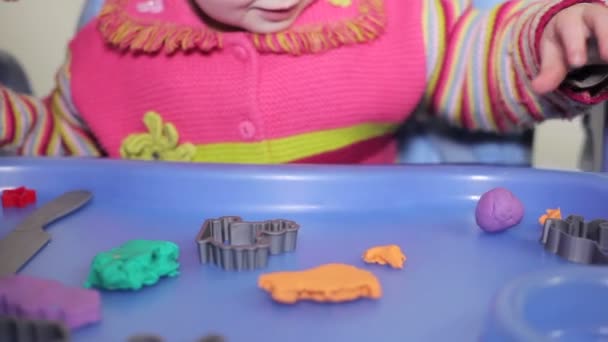 粘土で遊ぶ小さな女の子とお母さん — ストック動画