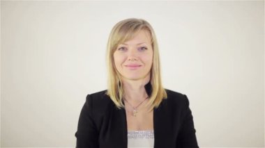 Bir kız bir jest onay gösterir