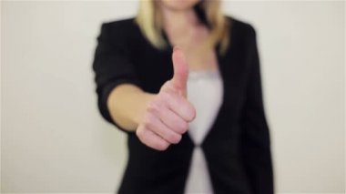 Bir kız bir jest onay gösterir