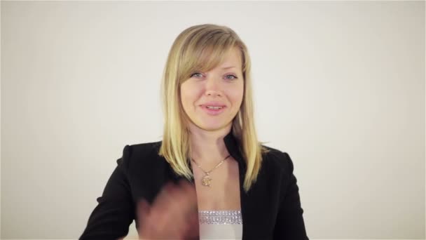 Lány megmutatja gesztus Üdvözlet — Stock videók