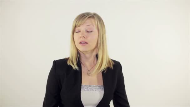 Chica estornudando como si estuviera bajando — Vídeo de stock