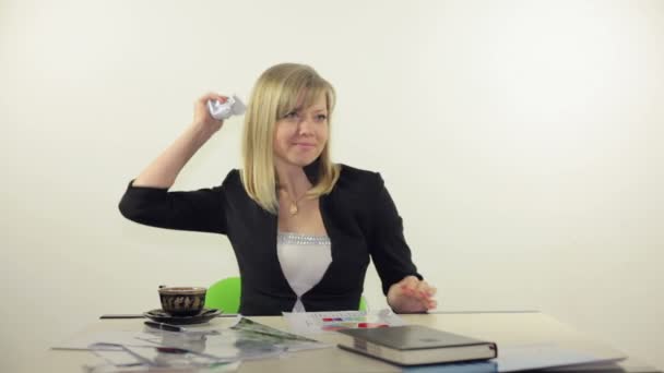 Женщина измельчает бумаги и бросает их — стоковое видео