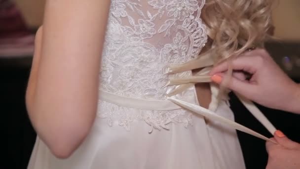 Schnürung des Brautkleides — Stockvideo