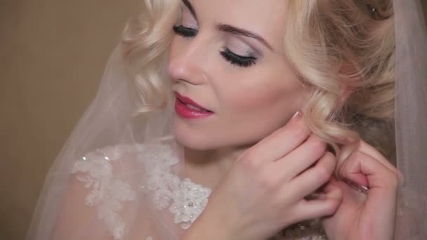 La sposa indossa un orecchino di nozze — Video Stock