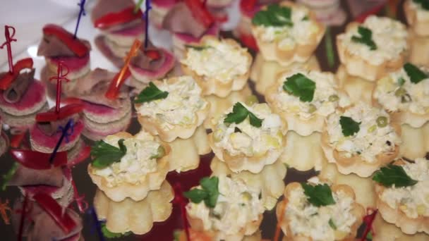 Tartaleta con palitos de cangrejo y callos — Vídeos de Stock