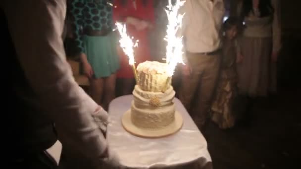 Esküvői torta, tűzijáték égő — Stock videók