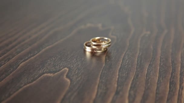 Anéis de casamento na rotação da mesa — Vídeo de Stock
