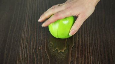 Yeşil elma dilimleri düşüyor