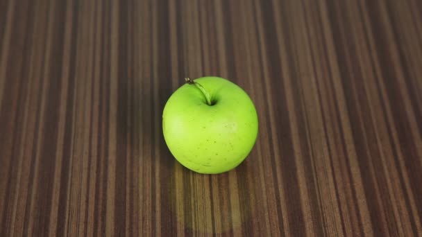 Grüner Apfel, ein Stück abgebissen — Stockvideo