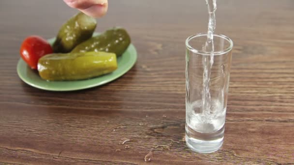 Vodka vertido en un vaso — Vídeo de stock