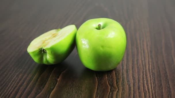 Manzana verde sobre la mesa gira — Vídeos de Stock