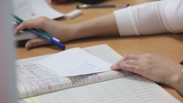 Menina trabalhando no escritório — Vídeo de Stock