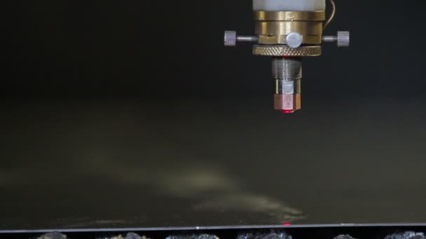 Lasersnijden van metaalplaat met vonken — Stockvideo