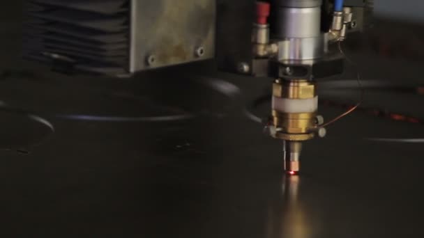 Laserschneiden von Blechen mit Funken — Stockvideo