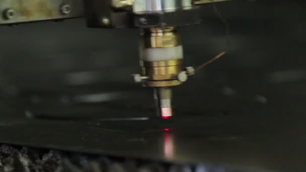 Découpe laser de tôles avec étincelles — Video