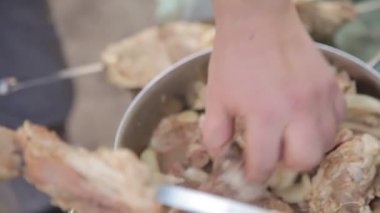 Bir şiş üzerinde et iş parçacığı