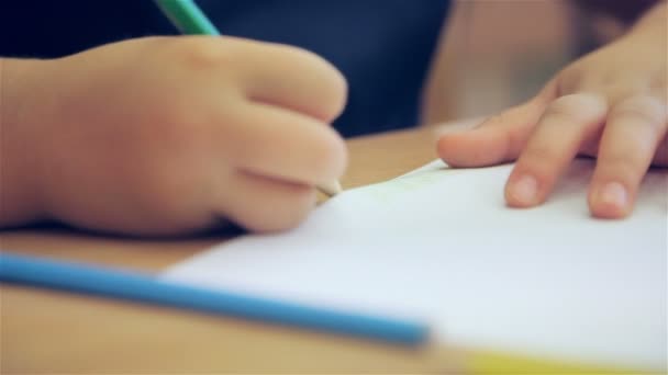 A menina desenha na sala de aula — Vídeo de Stock