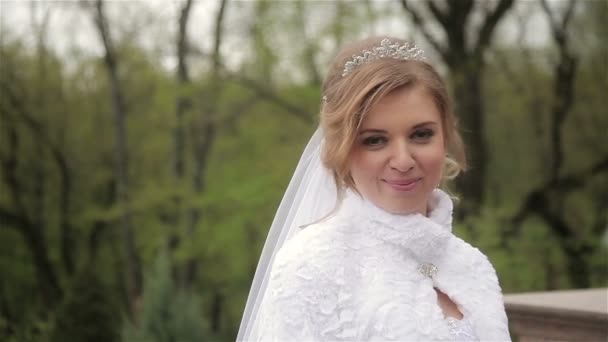 Красивая невеста в свадебном платье позирует — стоковое видео