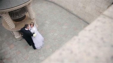 Gelin ve damat dans güzel parkta