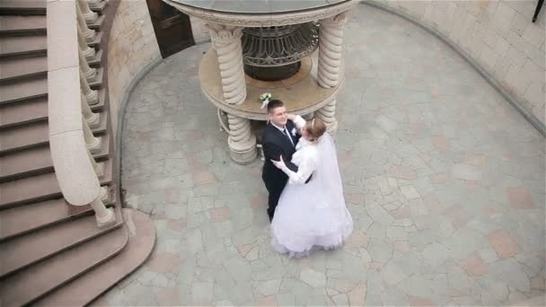 Невеста и жених танцуют в красивом парке — стоковое видео