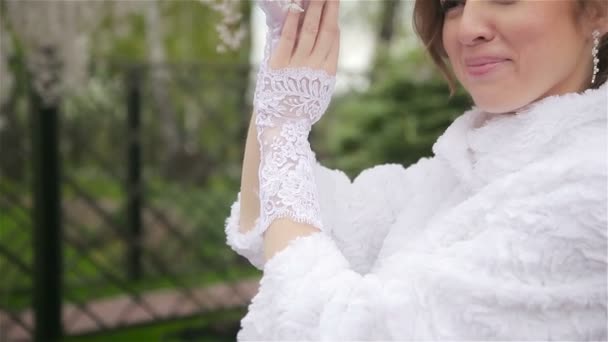美丽的新娘在婚礼礼服摆姿势 — 图库视频影像
