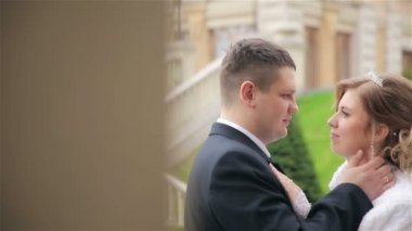 Gelin ve damat parkta yürüyor