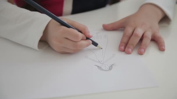 Niño dibujar con lápiz — Vídeos de Stock