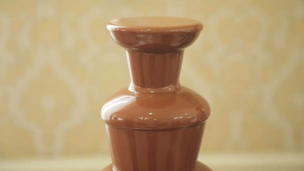 Fontaine de chocolat placée sur une table — Video