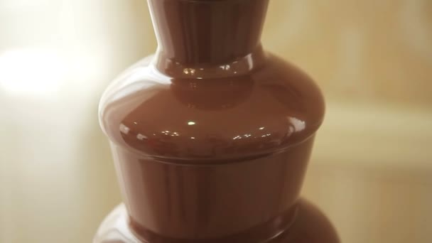 Fontaine de chocolat placée sur une table — Video