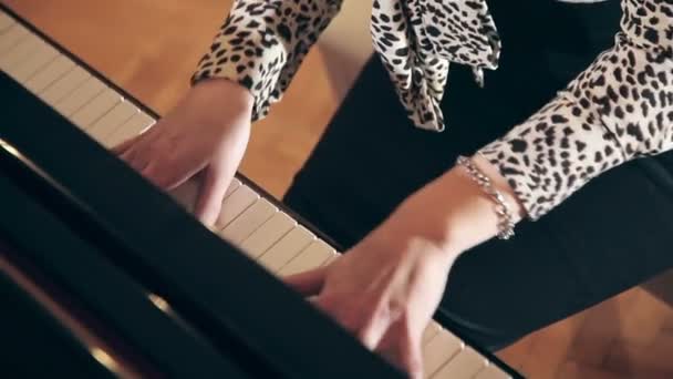 Händerna på en kvinna som hon spelar piano — Stockvideo