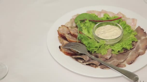 Carne cortada y salchichas en un plato — Vídeos de Stock