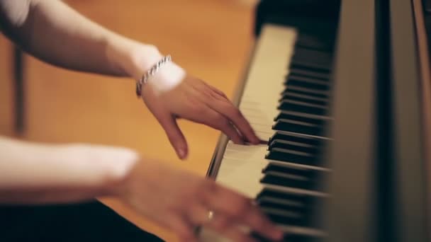 Les mains d'une femme qui joue du piano — Video