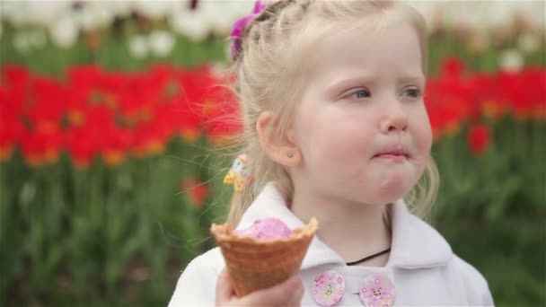 Güzel küçük kız dondurma yiyor — Stok video