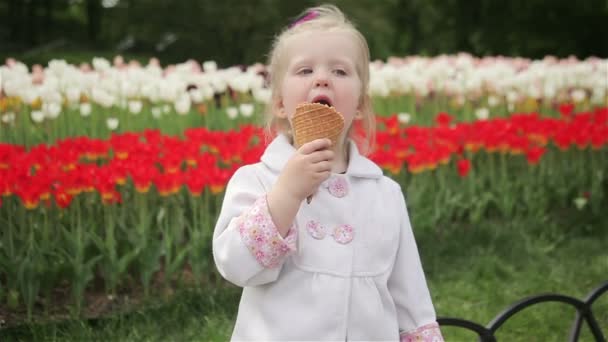 Piękne dziewczynki zjada lody — Wideo stockowe