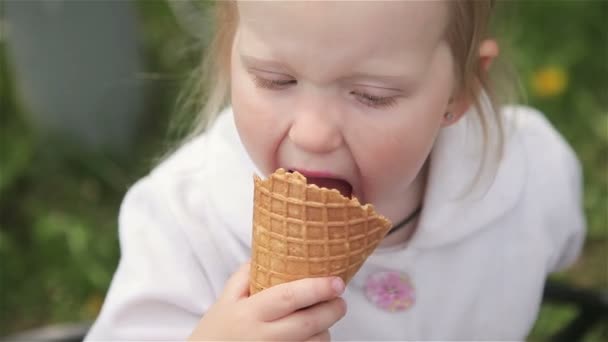 아름 다운 작은 소녀 먹는 아이스크림 — 비디오