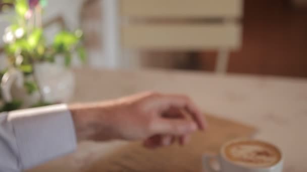 Männerhand nimmt eine Kaffeetasse — Stockvideo