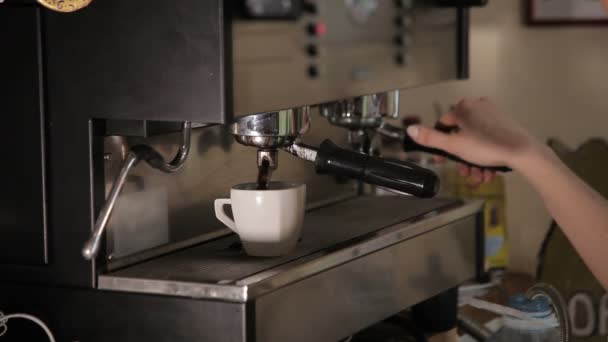 Prepara el espresso en su cafetería — Vídeo de stock