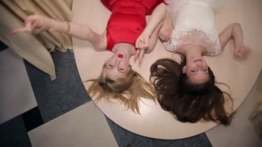 Gelin kız eğleniyor ve şımartın