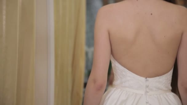Brud på salongen i bröllopsklänning — Stockvideo