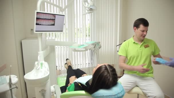 Servicio dental. Paciente en sala estomatológica — Vídeo de stock