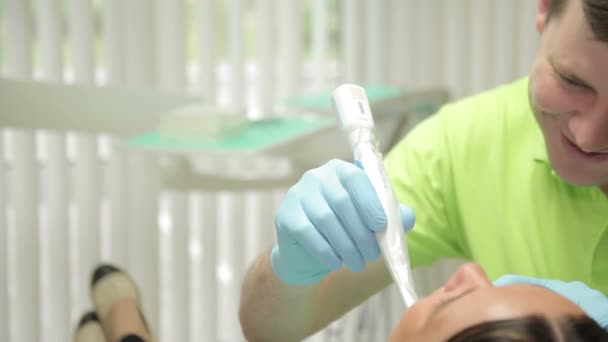 Dentista examinando los dientes de una paciente femenina . — Vídeo de stock