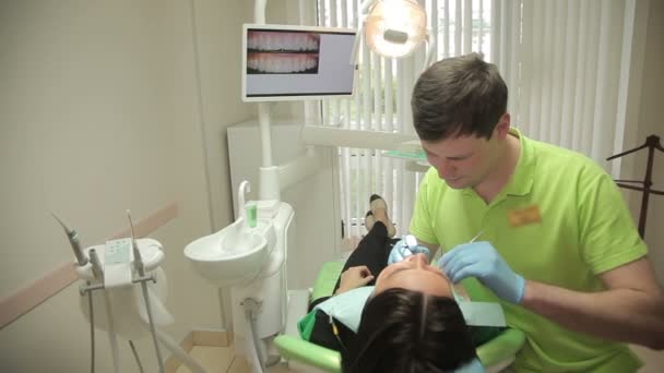 Dentist treats teeth — Stock Video