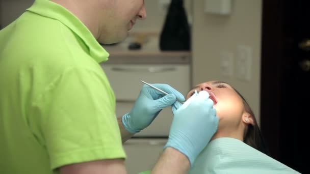 Diş hekimi diş muamelesi yapıyor. — Stok video