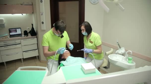 Tandarts en assistent behandeling van de patiënt tanden — Stockvideo