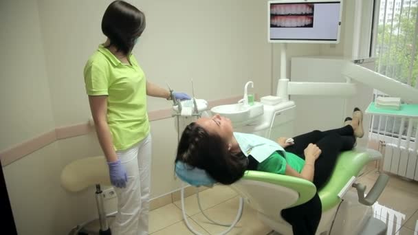 El paciente está en la silla de la odontología moderna — Vídeo de stock