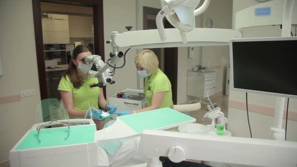 Dentysta egzamin z mikroskopem — Wideo stockowe