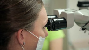 Diş hekimi sınav mikroskop ile