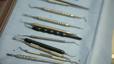 Masanın üzerinde cerrahi aletler