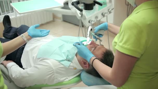 顕微鏡を用いた歯科医師試験 — ストック動画